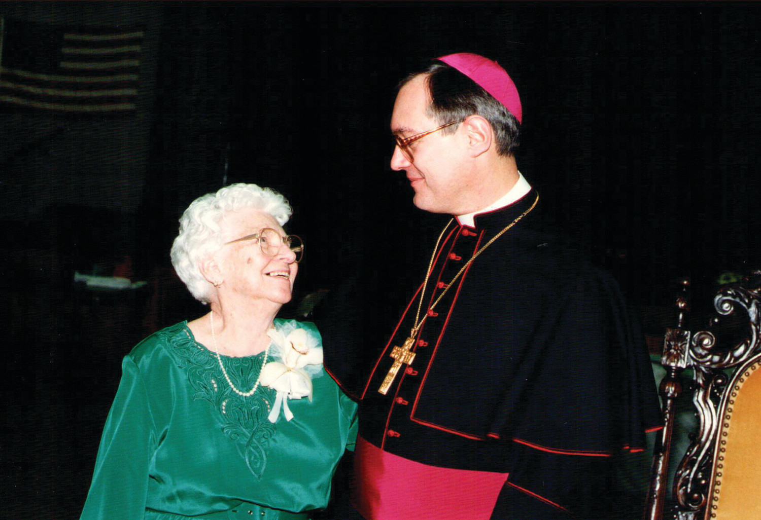 El Obispo con su madre Mary Tobin, el día de su ordenación como Obispo, el 27 de Diciembre del 1992.